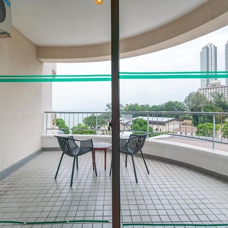 Romantic Couple Suite + Beach-Front Balcony Tanjung Bungah  Esterno foto