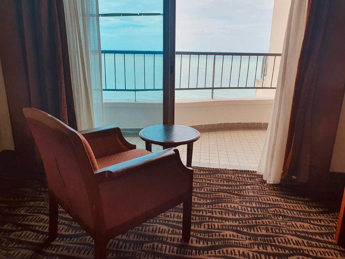 Romantic Couple Suite + Beach-Front Balcony Tanjung Bungah  Esterno foto