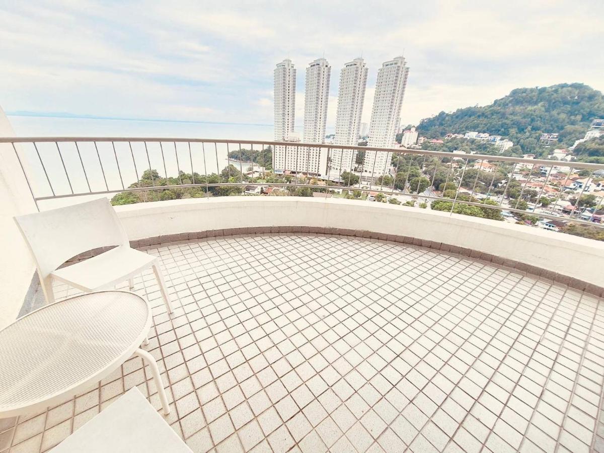 Romantic Couple Suite + Beach-Front Balcony Tanjung Bungah  Esterno foto