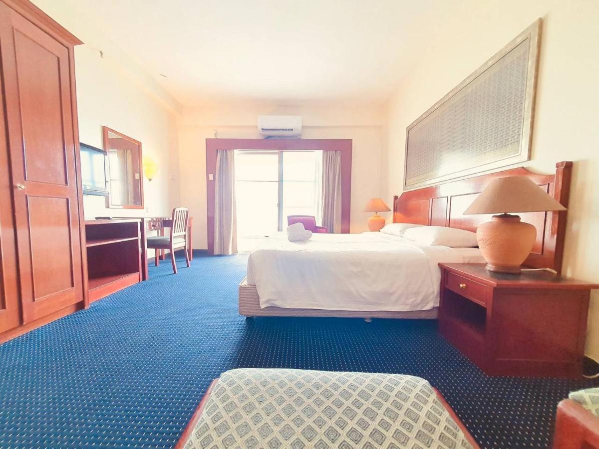 Romantic Couple Suite + Beach-Front Balcony Tanjung Bungah  Esterno foto