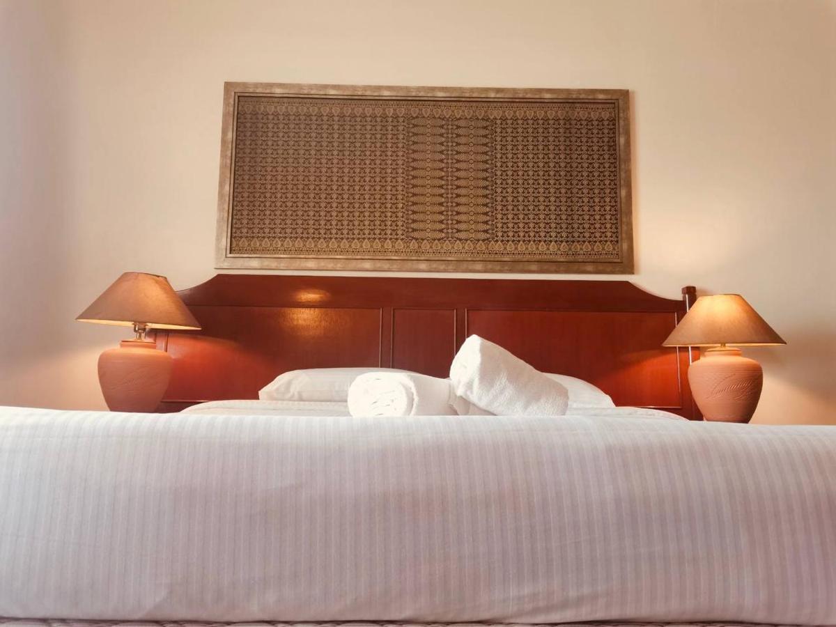 Romantic Couple Suite + Beach-Front Balcony Tanjung Bungah  Esterno foto