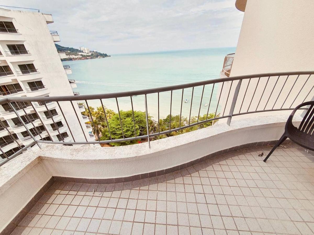 Romantic Couple Suite + Beach-Front Balcony Tanjung Bungah  Esterno foto