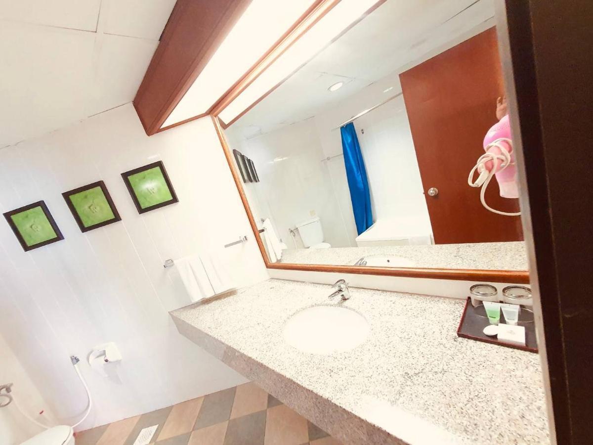 Romantic Couple Suite + Beach-Front Balcony Tanjung Bungah  Esterno foto