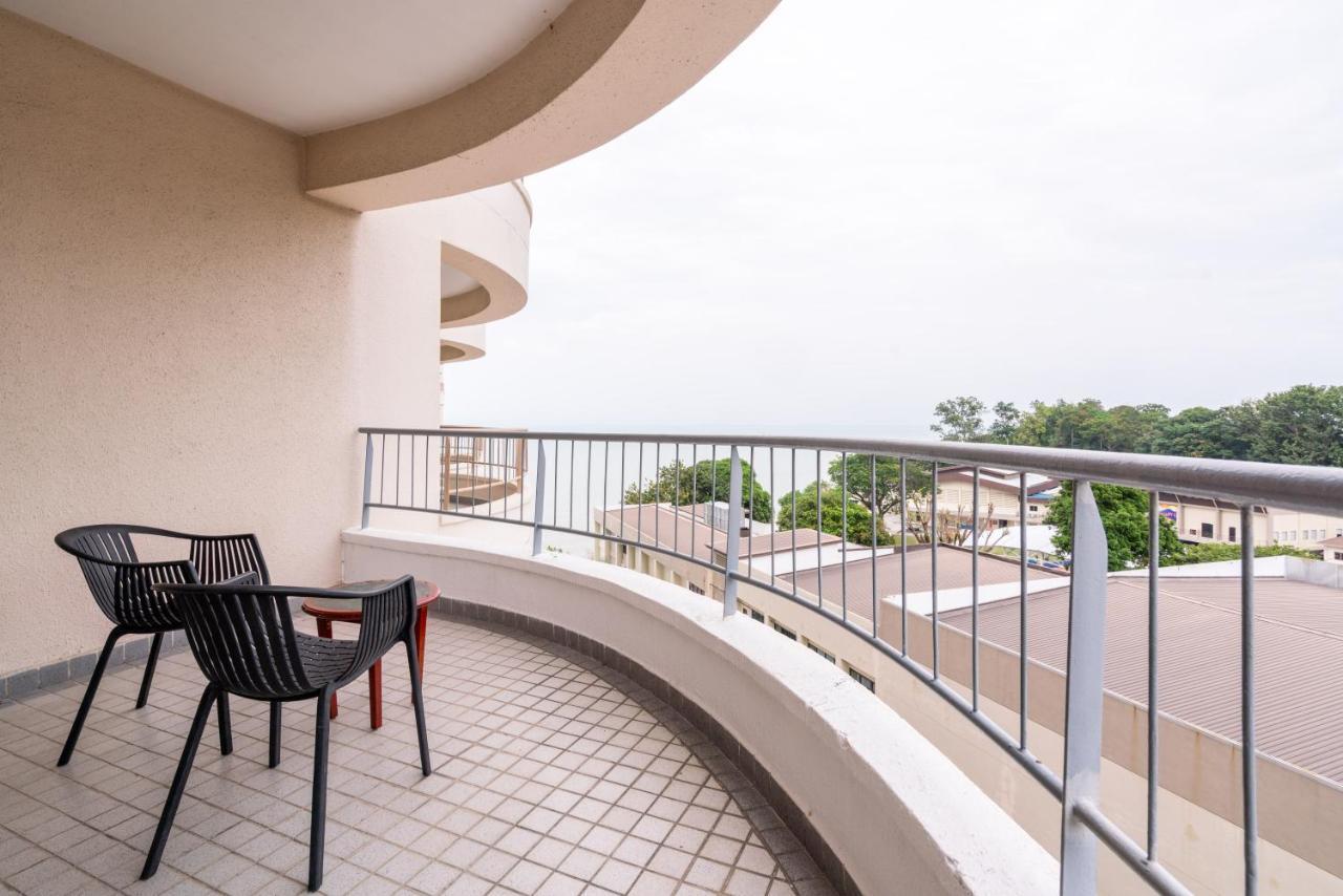 Romantic Couple Suite + Beach-Front Balcony Tanjung Bungah  Esterno foto