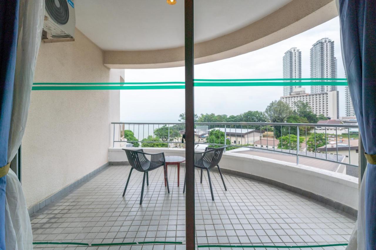 Romantic Couple Suite + Beach-Front Balcony Tanjung Bungah  Esterno foto