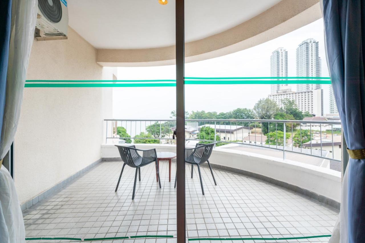 Romantic Couple Suite + Beach-Front Balcony Tanjung Bungah  Esterno foto