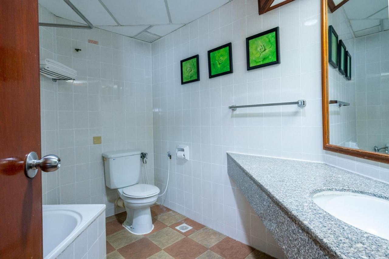 Romantic Couple Suite + Beach-Front Balcony Tanjung Bungah  Esterno foto