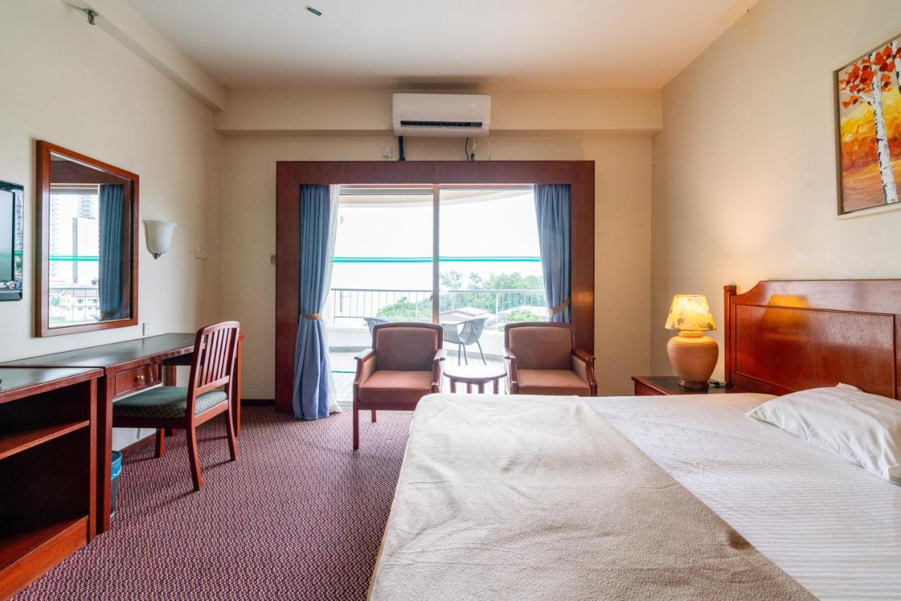 Romantic Couple Suite + Beach-Front Balcony Tanjung Bungah  Esterno foto
