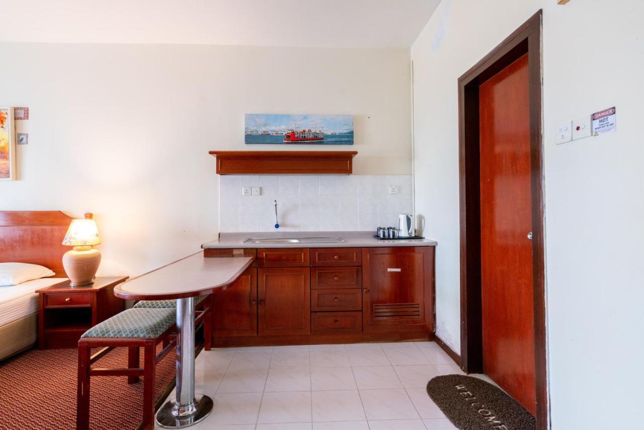 Romantic Couple Suite + Beach-Front Balcony Tanjung Bungah  Esterno foto