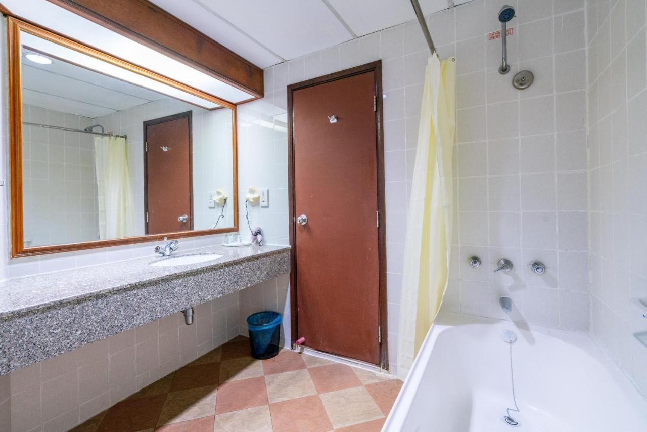 Romantic Couple Suite + Beach-Front Balcony Tanjung Bungah  Esterno foto